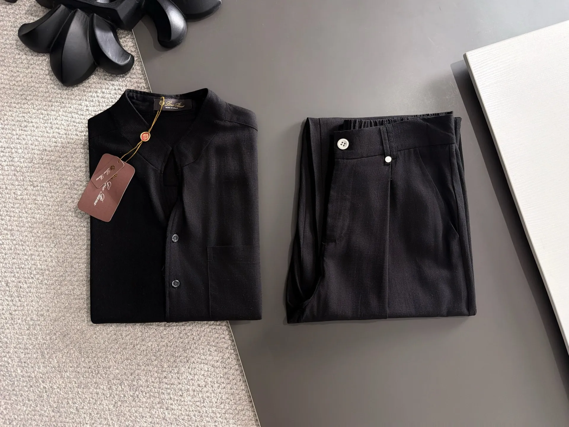 Next day shipment LP high quality Loro Piana 26ss autumn and winter New Arrival linen shirt set Made of one-on-one combed cotton yarn knitted linen fabrics, no pressure in and out of the counter Exclusive control of raw materials It feels substantial when weighed, and the upper body is more textured than ordinary T-shirts. This texture can cope with the weather easily and is suitable for both hot and cold! Loose fit design, looks noble. The only correct version is available Size: M to XXXL